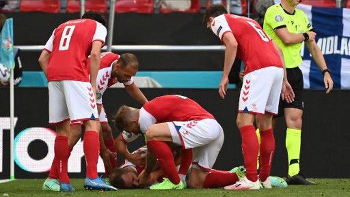Timnas Denmark Denmark players help Denmark's midfielder Christian Eriksen after he collapsed before the medics arrive during the UEFA EURO 2020 Group B football match between Denmark and Finland at the Parken Stadium in Copenhagen on June 12, 2021. (Photo by Jonathan NACKSTRAND / various sources / AFP)