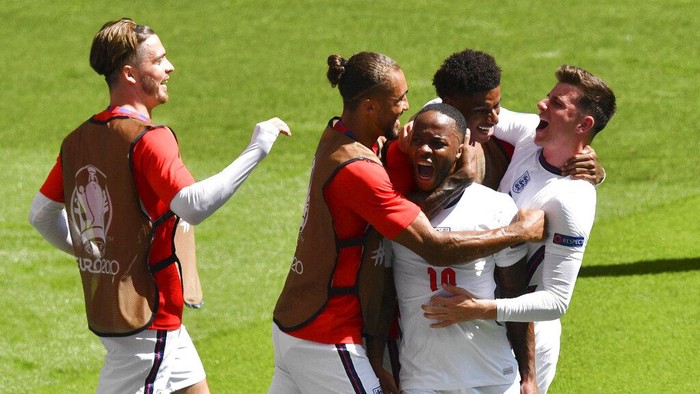 Englands Raheem Sterling, centre, is congratulated by teammates after scoring his teams first goal during the Euro 2020 soccer championship group D match between England and Croatia at Wembley stadium in London, Sunday, June 13, 2021. (AP Photo/Justin Tallis, Pool)