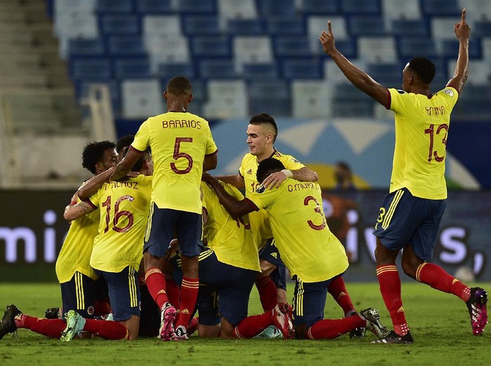 CUIABA, BRAZIL - JUNE 13: Edwin Cardona of Colombia celebrates with teammates after scoring the first goal of his team during a Group B match between Ecuador and Colombia at Arena Pantanal on June 13, 2021 in Cuiaba, Brazil. (Photo by Rogerio Florentino/Getty Images)