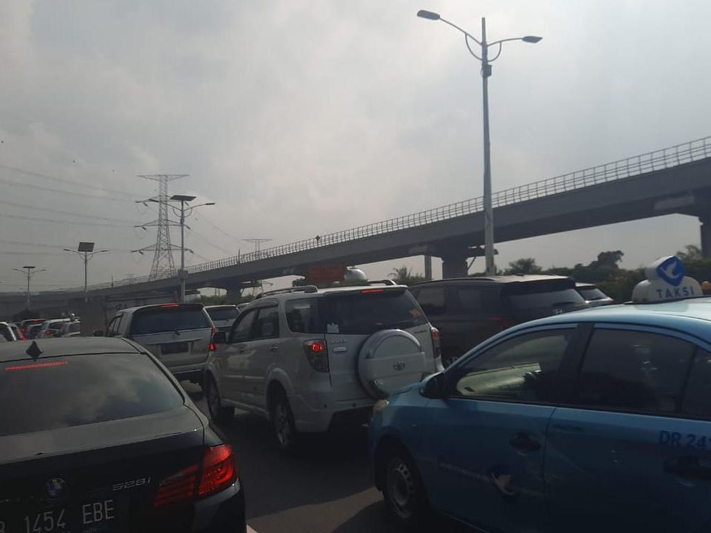 Tol Cililitan-Cawang Macet Parah, Baru Maju 3 Meter-Berhenti Lagi Tol Cililitan-Cawang Macet Parah, Baru Maju 3 Meter-Berhenti Lagi