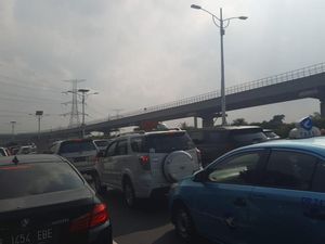 Tol Cililitan-Cawang Macet Parah, Baru Maju 3 Meter-Berhenti Lagi Tol Cililitan-Cawang Macet Parah, Baru Maju 3 Meter-Berhenti Lagi