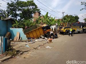 Truk Tabrak Dua Rumah di Kuningan, Satu Orang Tewas