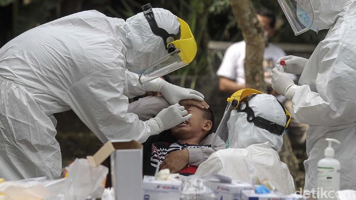 Warga Dusun Kendal, Bangunkerto, Turi, Sleman, Yogyakarta, dites swab antigen secara massal. Tes swab dilakukan setelah 14 kepala keluarga di dusun tersebut positif COVID-19.