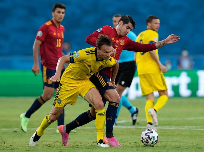 SEVILLE, SPAIN - JUNE 14: Albin Ekdal of Sweden battles for possession with Alvaro Morata of Spain during the UEFA Euro 2020 Championship Group E match between Spain and Sweden at the La Cartuja Stadium on June 14, 2021 in Seville, Spain. (Photo by Thanassis Stavrakis - Pool/Getty Images)