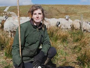 Kehidupan Sederhana Mantan Model yang Alih Profesi Jadi Pengembala Domba Kehidupan Sederhana Mantan Model yang Alih Profesi Jadi Pengembala Domba