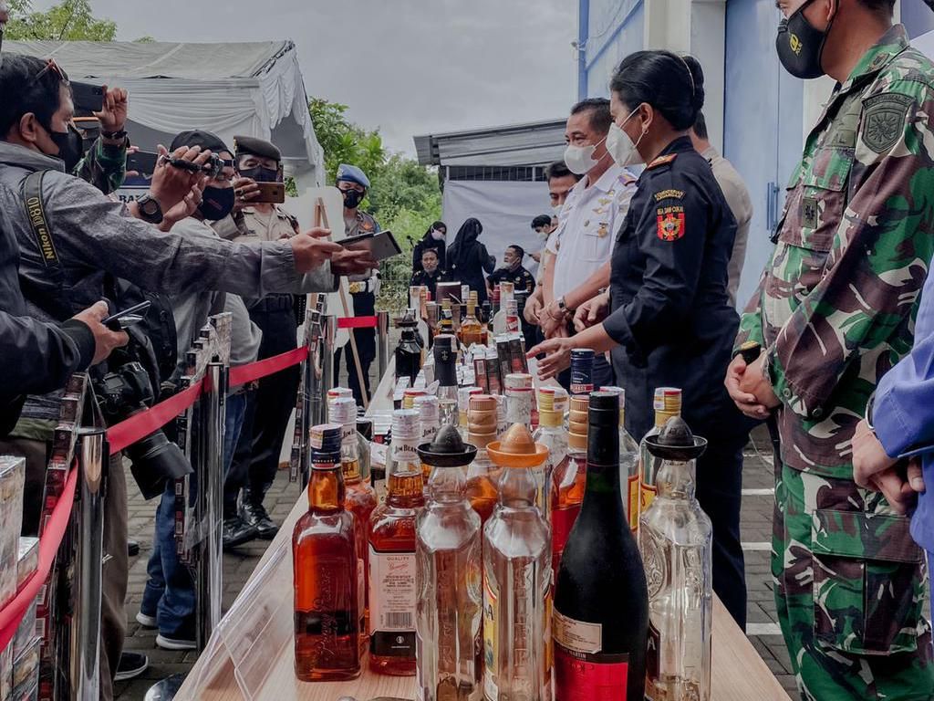 Bea Cukai Denpasar Musnahkan Ratusan Botol Miras-Liquid Vape Ilegal Bea Cukai Denpasar Musnahkan Ratusan Botol Miras-Liquid Vape Ilegal