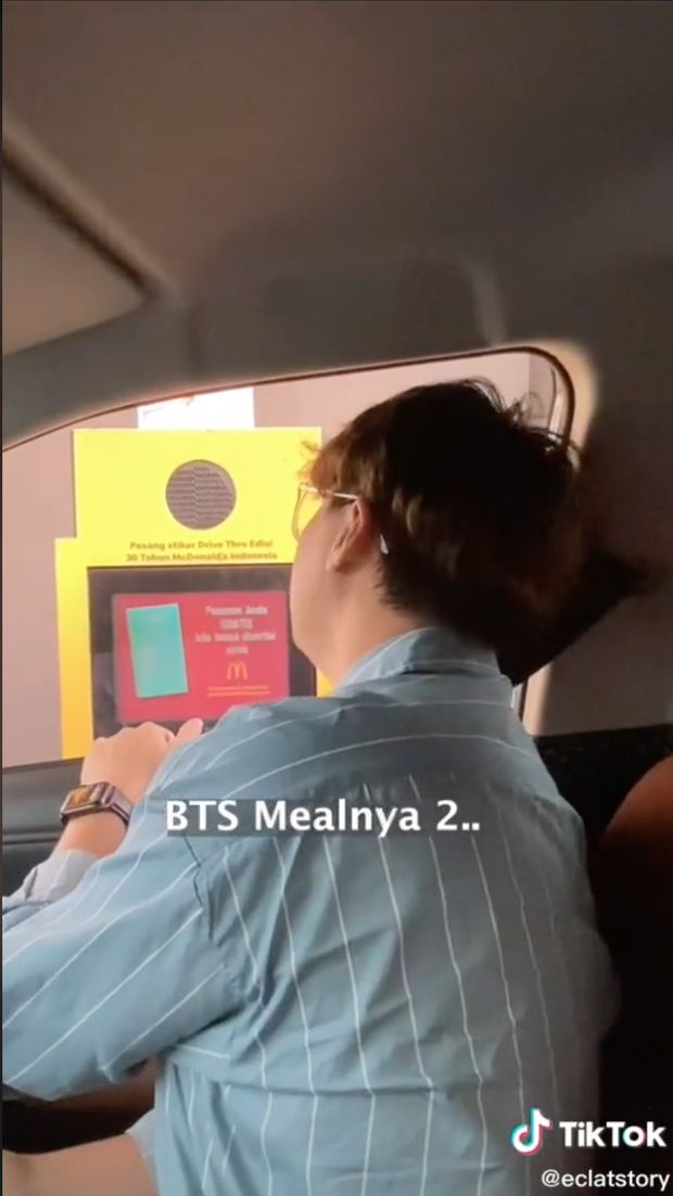 Memesan BTS Meal sembari bernyanyi