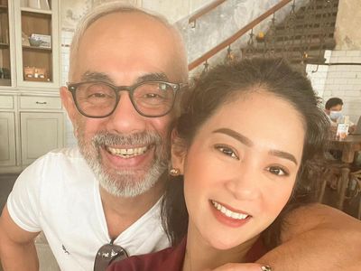 7 Potret Hidup Bahagia Bunga Zainal dan Suami