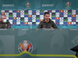 Saham Coca-Cola Anjlok Gara-gara Botolnya Digeser Ronaldo Saham Coca-Cola Anjlok Gara-gara Botolnya Digeser Ronaldo