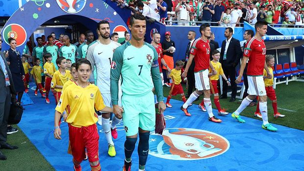LYON, FRANCE - JUNE 22: Cristiano Ronaldo of Portugal leads his team mate prior to the UEFA EURO 2016 Group F match between Hungary and Portugal at Stade des Lumieres on June 22, 2016 in Lyon, France.  (Photo by Julian Finney/Getty Images)