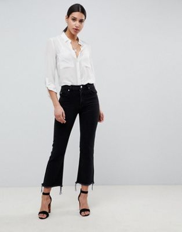 Cropped Flare Jeans Berwarna Gelap/Foto: id.pinterest.com/asos Tips Memakai Celana Cropped Flare Jeans