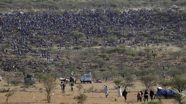 Fortune seekers are seen flocking to the village after pictures and videos were shared on social media showing people celebrating after finding what they believe to be diamonds, in the village of KwaHlathi outside Ladysmith, in KwaZulu-Natal province, South Africa, June 14, 2021. REUTERS/Siphiwe Sibeko
