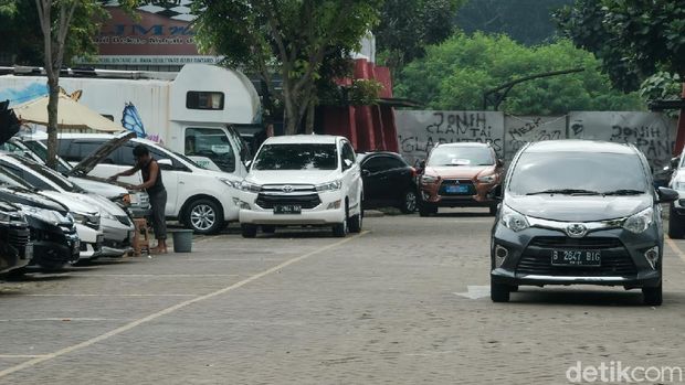 Pemerintah memperpanjang pemberian diskon 100% pajak penjualan atas barang mewah (PPnBM) untuk mobil di bawah 1.500 cc. Hal ini tidak mengusik penjual mobil bekas untuk saat ini.