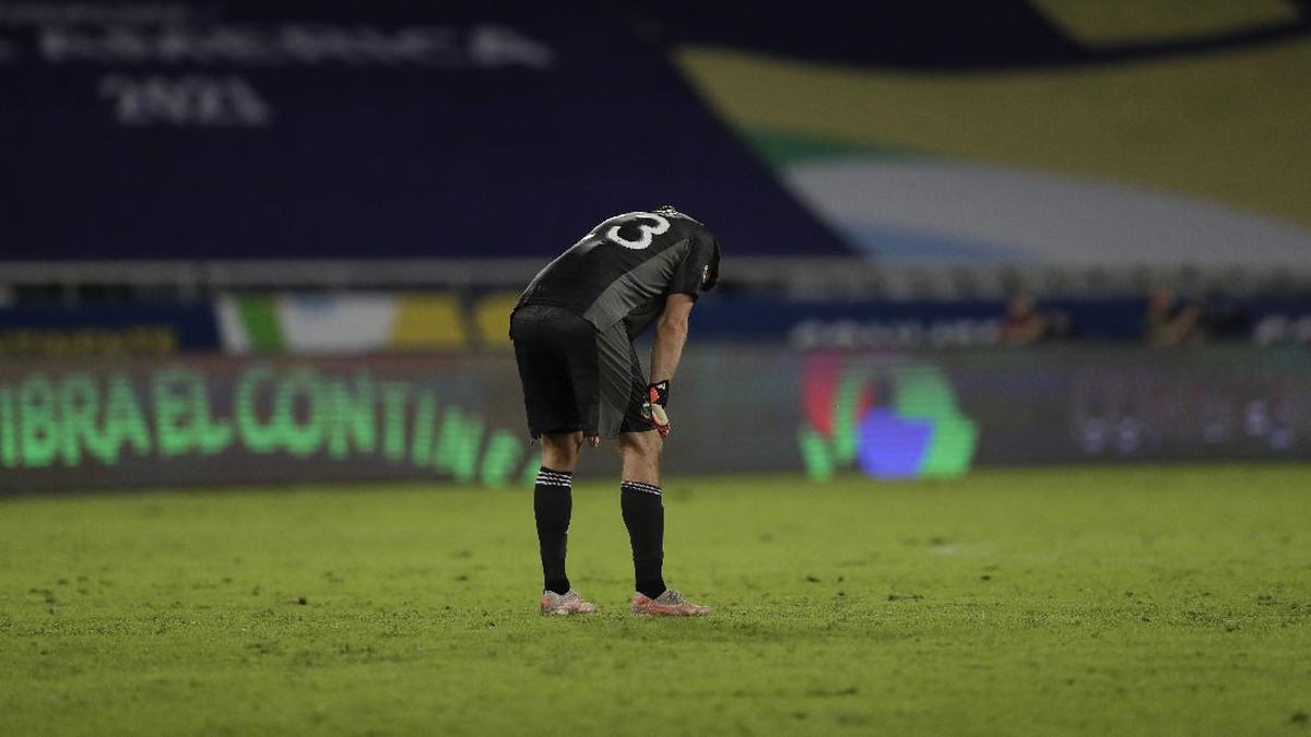 Kiper Argentina Emiliano Martinez kesal timnya cuma seri 1-1 melawan Chile padahal banyak menciptakan peluang. (Foto: AP/Silvia Izquierdo)