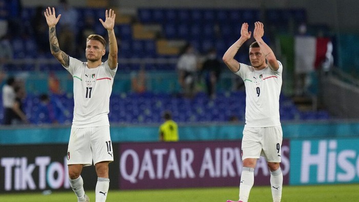 Italys Ciro Immobile, left, and Andrea Belotti celebrate their sides 3-0 win, at the end of the Euro 2020, soccer championship group A match between Italy and Turkey, at the Rome Olympic stadium, Friday, June 11, 2021. (AP Photo/Alessandra Tarantino, Pool)