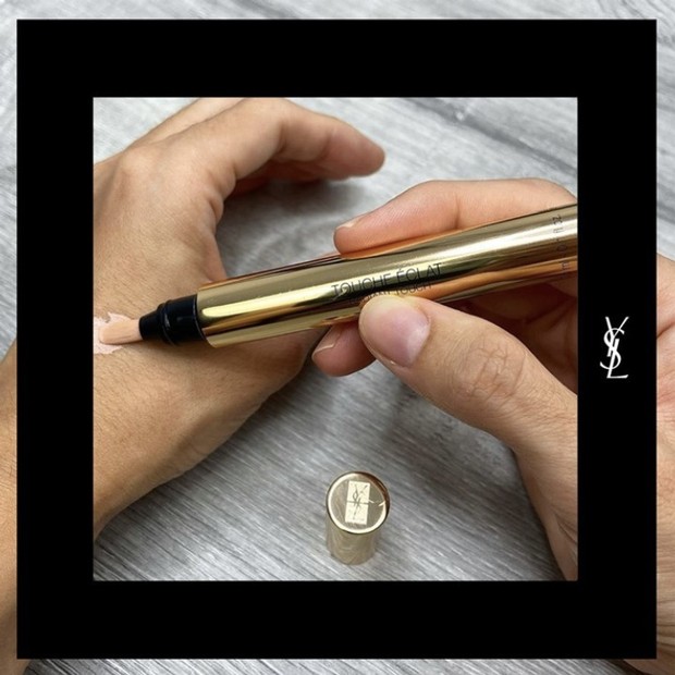 Foto: instagram.com/yslbeauty/ YSL Touche Éclat yang mudah digunakan dengan sekali klik.