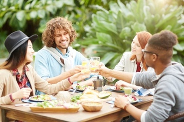 hangout (sumber : freepik)