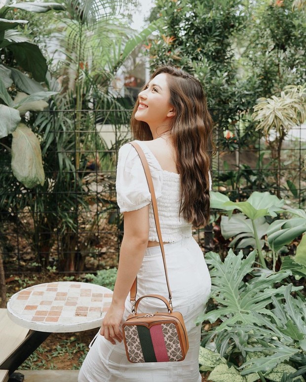 Jessica Mila memakai atasan sabrina kerut dan long skirt/instagram.com/jscmila