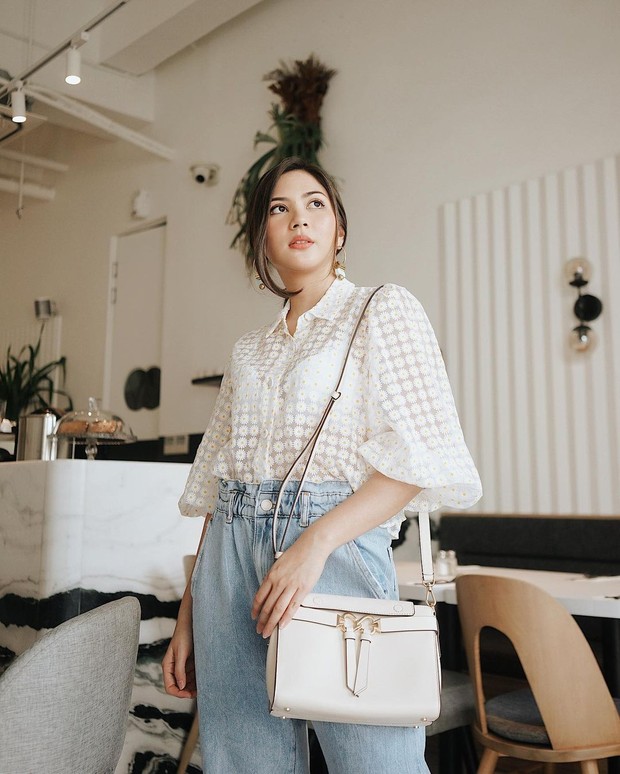 Jessica Mila mengenakan atasan blouse dan celana jeans/instagram.com/jscmila