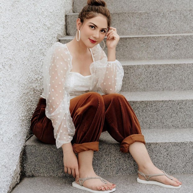 Jessica Mila mengenakan atasan blouse sabrina lengan panjang/instagram.com/jscmila