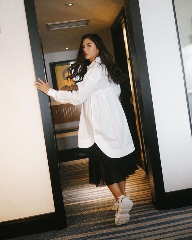 Jessica Mila mengenakan atasan kemeja dan rok tutu hitam/instagram.com/jscmila