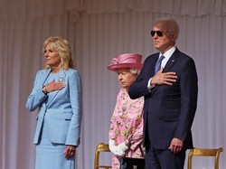 Bertemu Ratu Elizabeth II, Gaya Joe Biden Pakai Aviator Langgar Protokol
