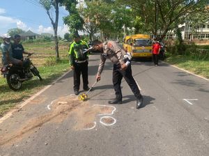 Sepasang Remaja Tabrak Truk di Mojokerto, Salah Satunya Tewas