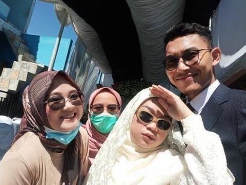 Kisah viral pengantin bagi-bagi amplop di atas pelaminan.