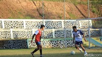 Publik umum juga bisa menyewa lapangan ini. Harganya Rp 550 sampai Rp 650 ribu per jam. Bergantung pada hari penyewaaan. (Foto: dok. detikcom/Muhammad Iqbal)
