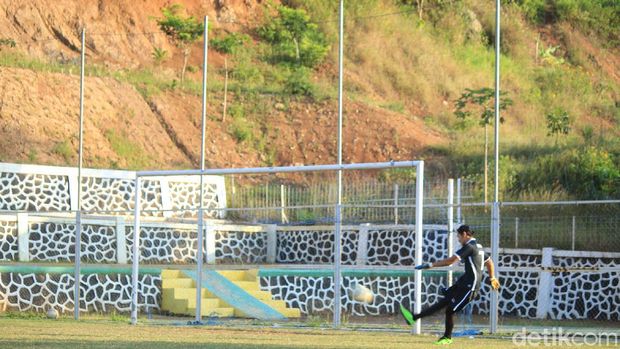Lapangan sepakbola di Desa Nagreg Kendan, Kecamatan Nagreg, Kabupaten Bandung, ini memiliki keunikan karena lahir dari mengeruk bukit.