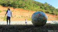 Tentu saja tidak seluruh bukit, tapi sebagian saja di kaki bukit. (Foto: dok. detikcom/Muhammad Iqbal)