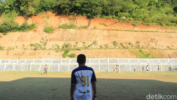 Lapangan sepakbola di Desa Nagreg Kendan, Kecamatan Nagreg, Kabupaten Bandung, ini memiliki keunikan karena lahir dari mengeruk bukit.