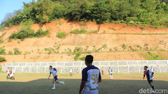 Lapangan sepakbola di Desa Nagreg Kendan, Kecamatan Nagreg, Kabupaten Bandung, ini memiliki keunikan karena lahir dari mengeruk bukit.