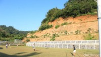 Keunikan lapangan ini dikarenakan proses kelahirannya yang mengeruk bukit. (Foto: dok. detikcom/Muhammad Iqbal)