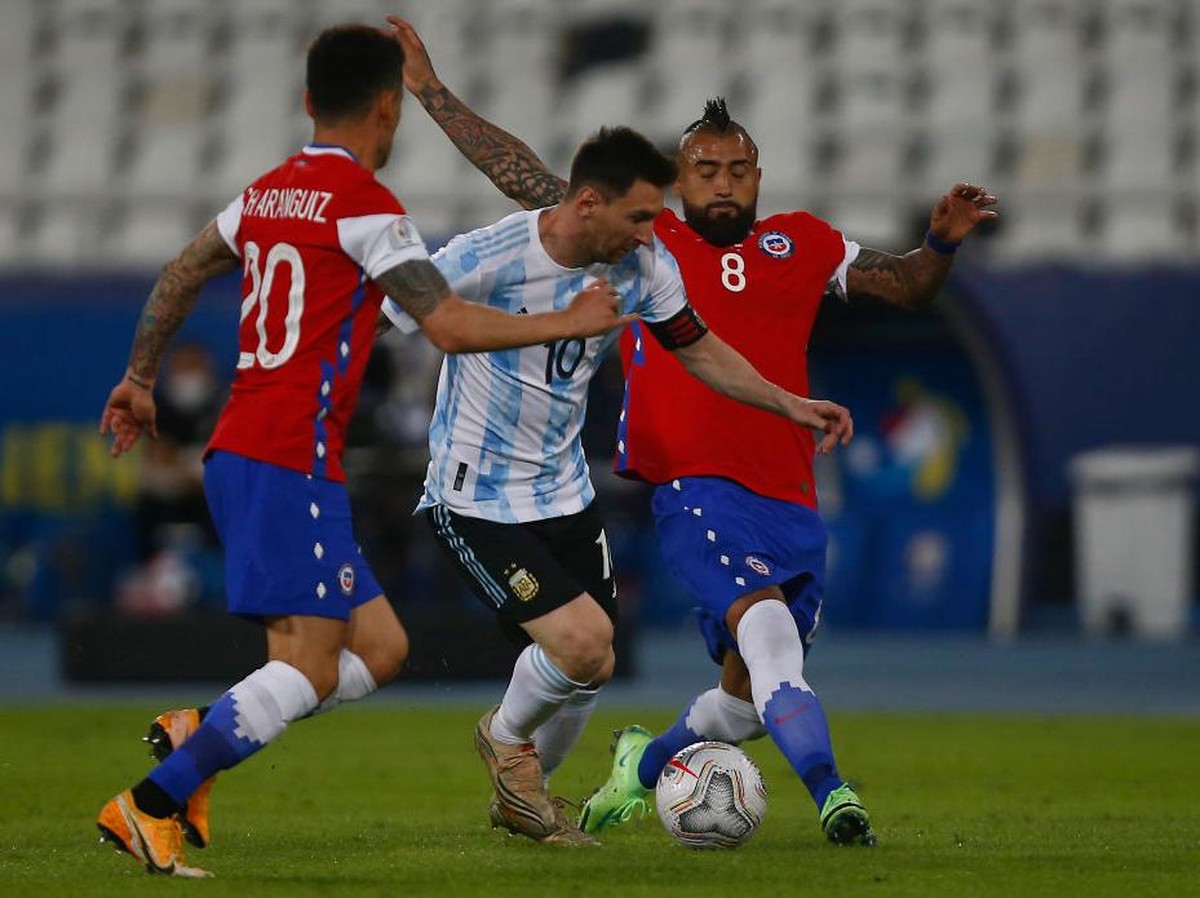 Lionel Messi disebut Arturo Vidal selalu bikin repot. (Foto: Getty Images/Wagner Meier)