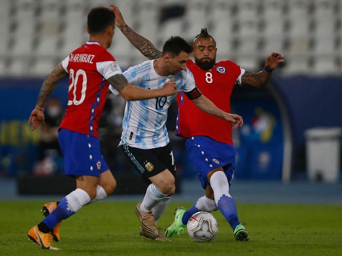 RIO DE JANEIRO, BRAZIL - JUNE 14: Lionel Messi of Argentina competes for the ball with Charles Aránguiz (L) and Arturo Vidal (R) of Chile during a Group A match between Argentina and Chile at Estadio Olímpico Nilton Santos as part of Copa America Brazil 2021 on June 14, 2021 in Rio de Janeiro, Brazil. (Photo by Wagner Meier/Getty Images)