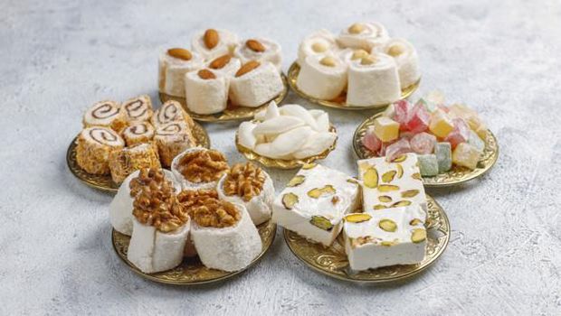 Kurangi makanan manis untuk menjaga kesehatan gigi.