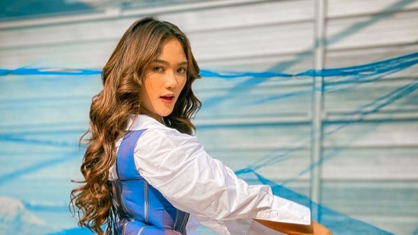 7 Gaya Seksi Marion Jola yang Bikin Kaum Cowok Susah Kedip