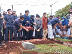 Markis Kido Sudah Dikebumikan di TPU Kebon Nanas