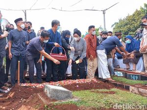 Markis Kido Sudah Dikebumikan di TPU Kebon Nanas Markis Kido Sudah Dikebumikan di TPU Kebon Nanas