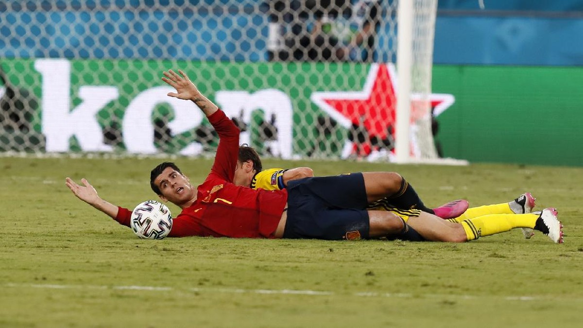 Bek tengah Spanyol Aymeric Laporte membela Alvaro Morata, yang dikritik dalam hasil seri 0-0 melawan Swedia. (Foto: AP/Jose Manuel Vidal)