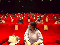 Nggak Biasa! Nagita Slavina Ngidam Nonton, Raffi Ahmad Sewa 1 Studio Bioskop