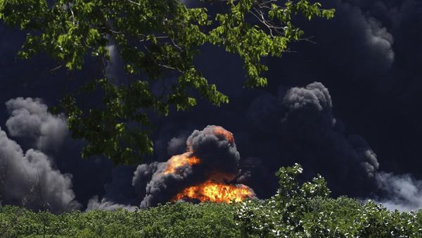 Penampakan Kepulan Asap dari Pabrik Kimia yang Meledak di AS
