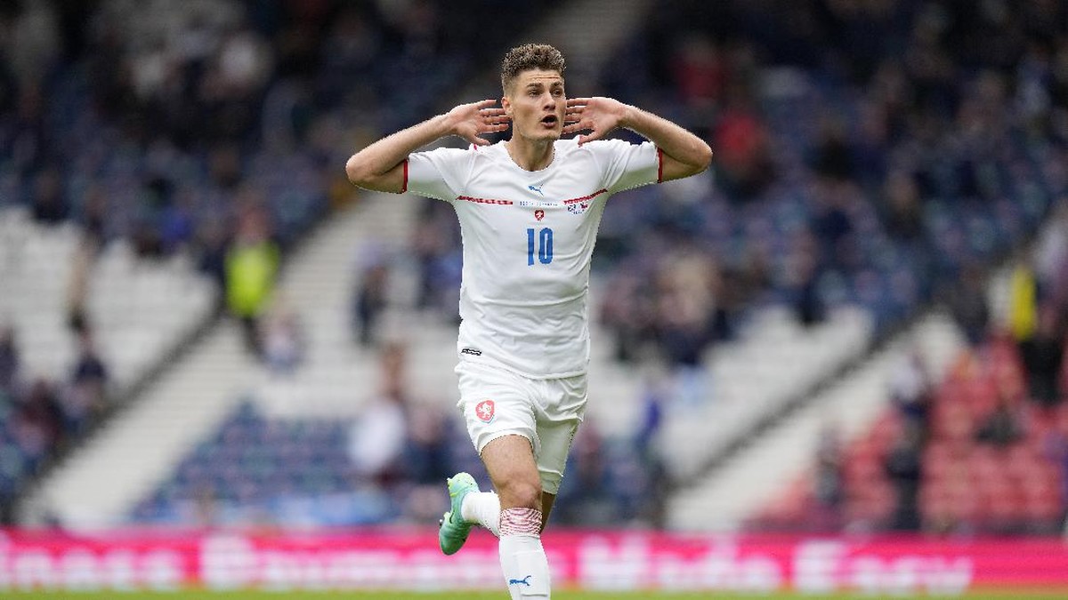 Patrik Schick cetak gol jarak jauh bukan asal tembak, tapi memang sudah mengincar. (Foto: Getty Images/Petr Josek - Pool)