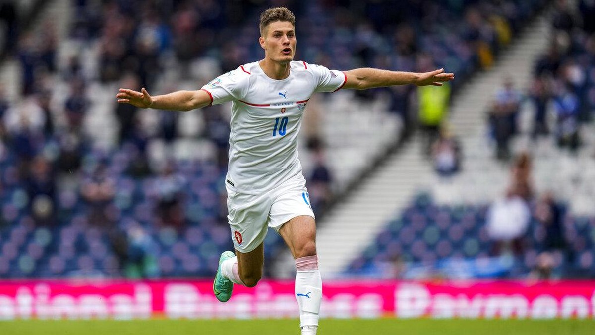 Patrik Schick mencetak gol dari jarak 45,5 meter ke gawang Skotlandia (AP/Petr David Josek)