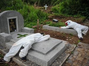 Petugas Pemakaman COVID-19 di Bandung Kewalahan