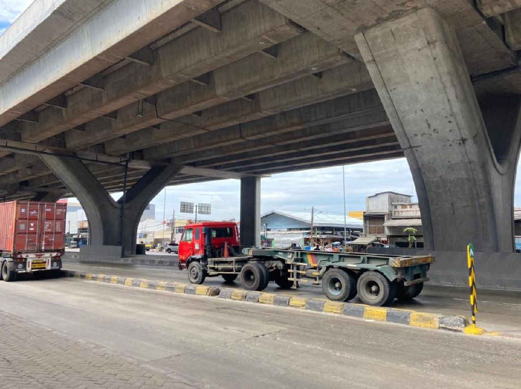 Rambu Pembatas depan Halte Airin Cilincing Dipasang, Warga Merasa Aman Rambu Pembatas depan Halte Airin Cilincing Dipasang, Warga Merasa Aman