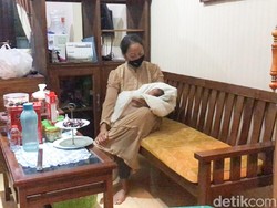 Bayi Perempuan Masih Hidup Ditemukan Terbuang di Teras Rumah Ponorogo