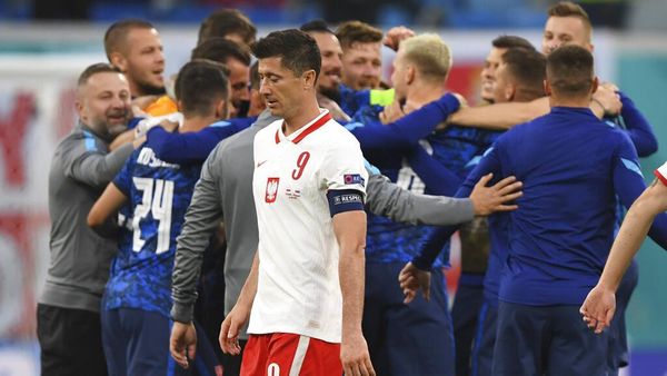 Lewandowski Gigit Jari, Polandia Disikat Slovakia