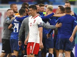 Lewandowski Gigit Jari, Polandia Disikat Slovakia